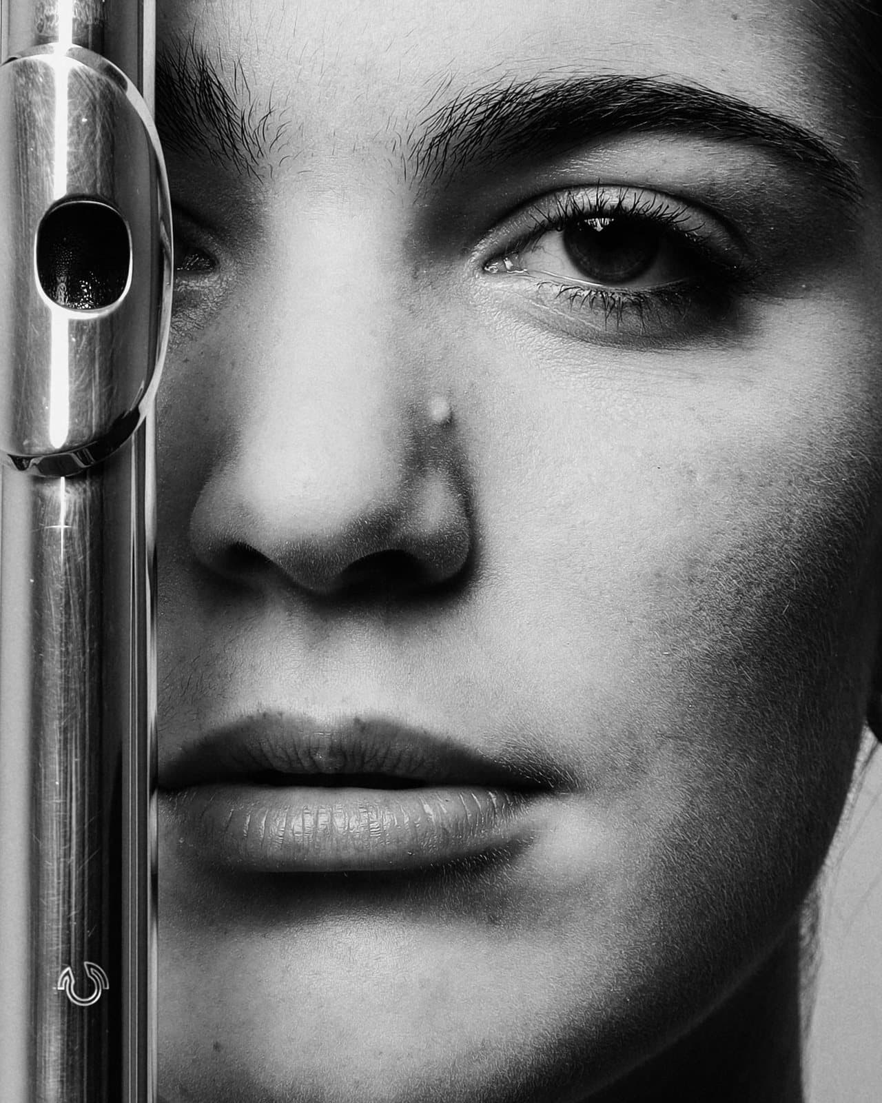 Nahaufnahme von Deborah Schmid mit dem Kopfstück der Querflöte