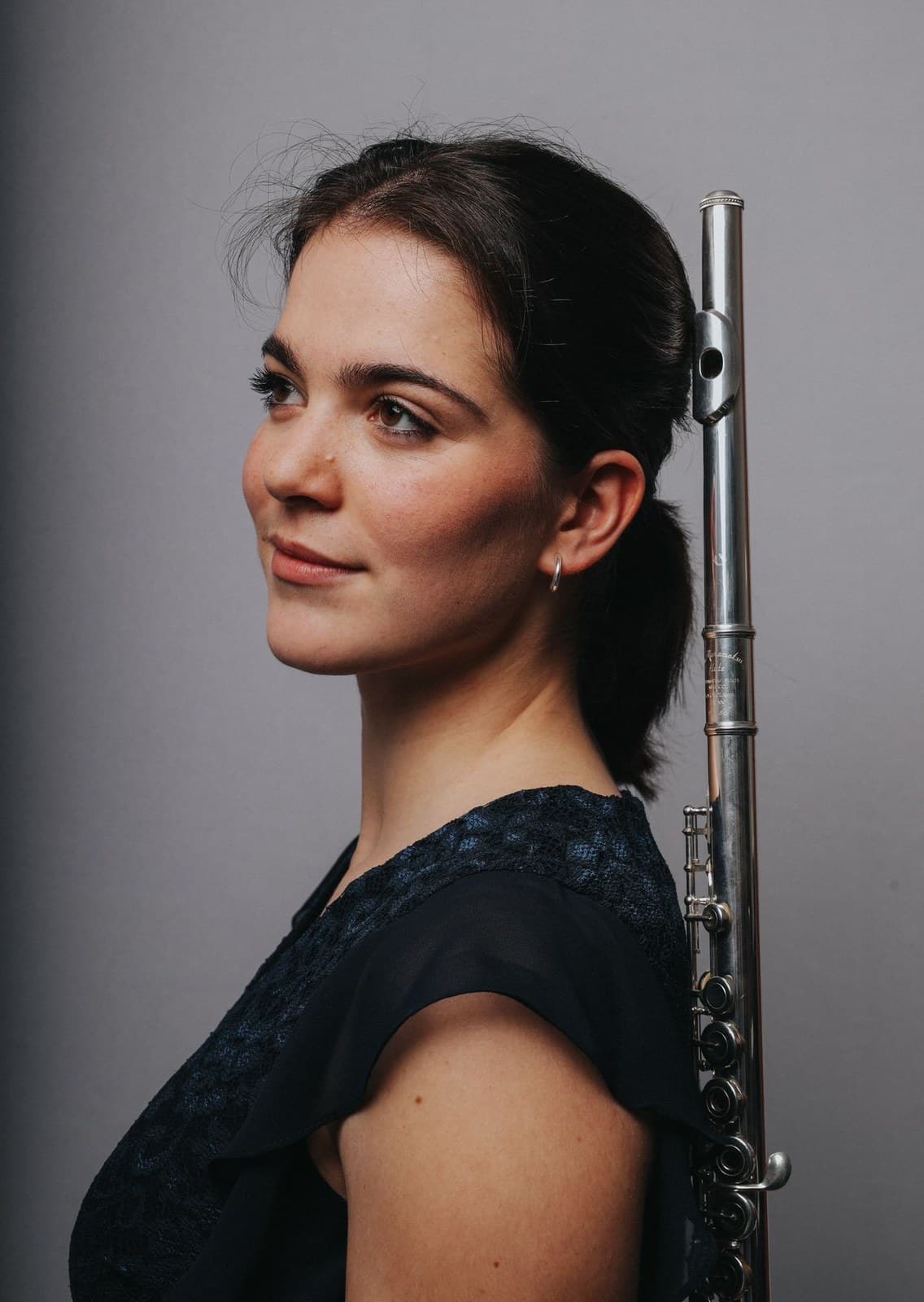 Deborah Schmid im Profil mit ihrer Querflöte
